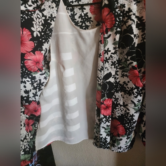 *lNotations 2 piece  Print Blouse Top w/ attached front solid shell, 1x Floral - Picture 3 of 5
